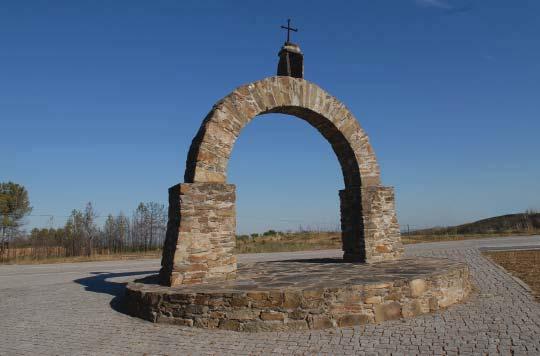 _ Arco de Moitas _ Anta do Vale do Alvito numa pequena cumeada entre a zona agrícola e florestal. Satisfeita a curiosidade histórica, o caminho continua paralelo à ribeira de S.Gens.