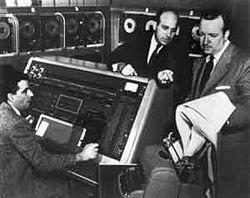 UNIVAC - 1951 - Possuía 5.200 válvulas - Tinha massa de 13 toneladas Consumia 125 kw - 1905 operações/s, clock de 2.
