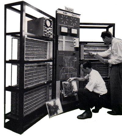 TRADIC (1954) Primeiro computador totalmente transistorizado. Anunciado pelos laboratórios AT&T Bell e criado para a Força Aérea Americana.