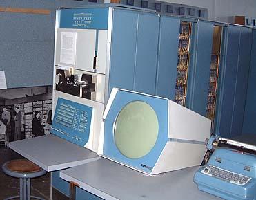 PDP 1-1960 - Possuía 4K 18-bit palavras e correu em 0,2 MIPS.