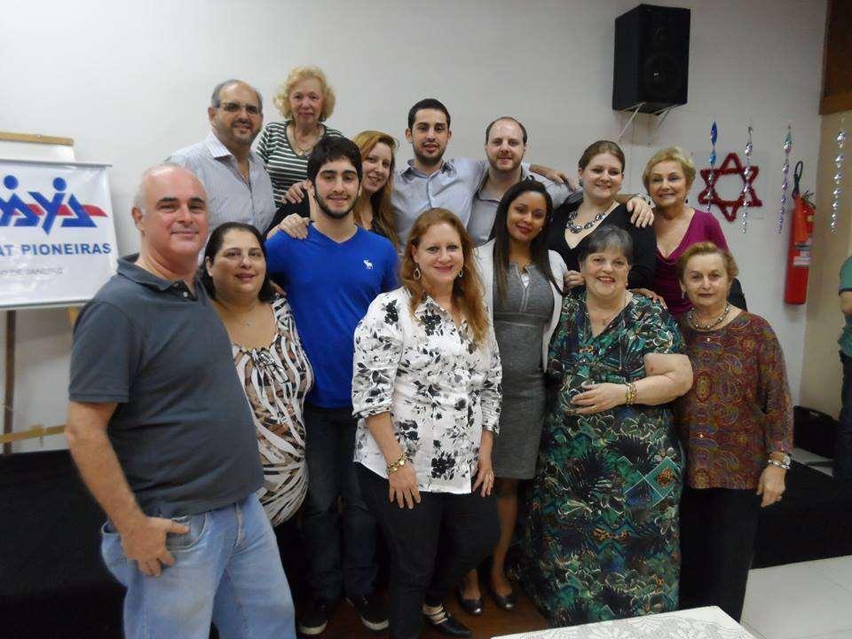 FESTA DE ENCERRAMENTO DO ANO 2015 PIONEIRA DO ANO E ACENDIMENTO DA 2ª VELA DE CHANUKÁ Na amat realizou a festa de Encerramento do ano de 2015, em 08 de dezembro, com homenagem à Pioneira do Ano,