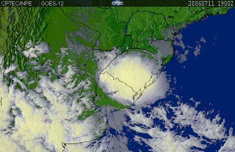 As 11:00 TMG (Figura 1b) observa-se um conglomerado de nuvens Cumuloninbus e o SCM se encontra no sul do Paraguai e nordeste da Argentina.