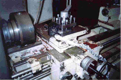 2.2 Metodologia 2.2.1 Metalografia A preparação metalográfica consistiu em lixamento, polimento e ataque com o reagente Nital 3%, para posterior observação utilizando o microscópio óptico Olympus, no