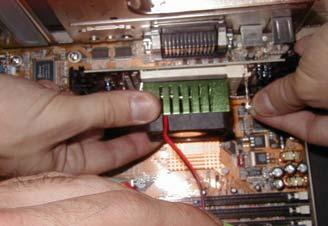 Para retirar o processador do Slot siga atentamente as instruções que estão no manual do processador.