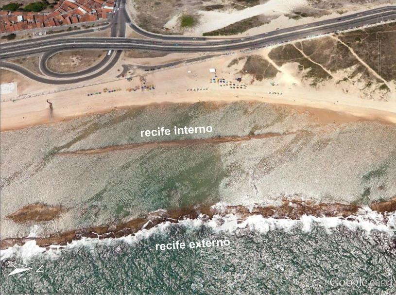 Figura 5 Detalhe da região de ocorrência, de parte, do recife interno parcialmente imerso pelas águas. Fonte: Google Earth (imagem de janeiro/2013).