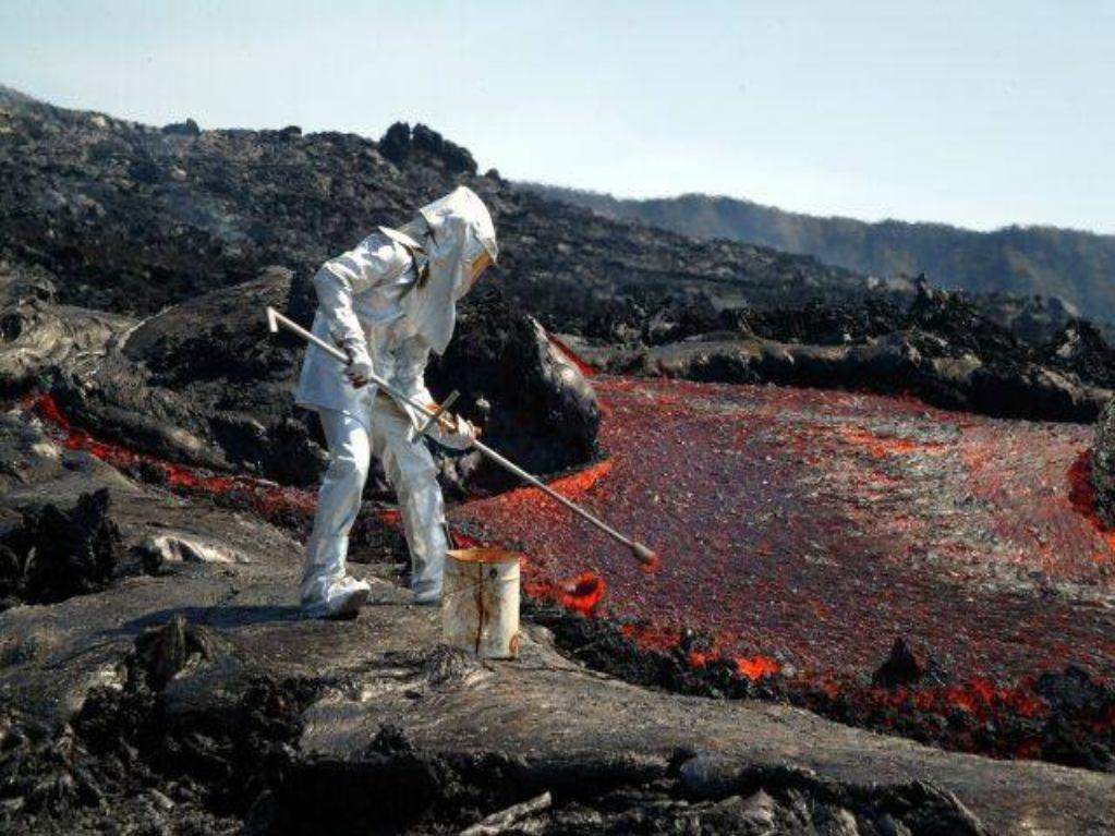 Quanto maior for o teor de sílica no magma, mais baixa é a temperatura necessária para o manter no estado líquido e maior é a sua viscosidade.