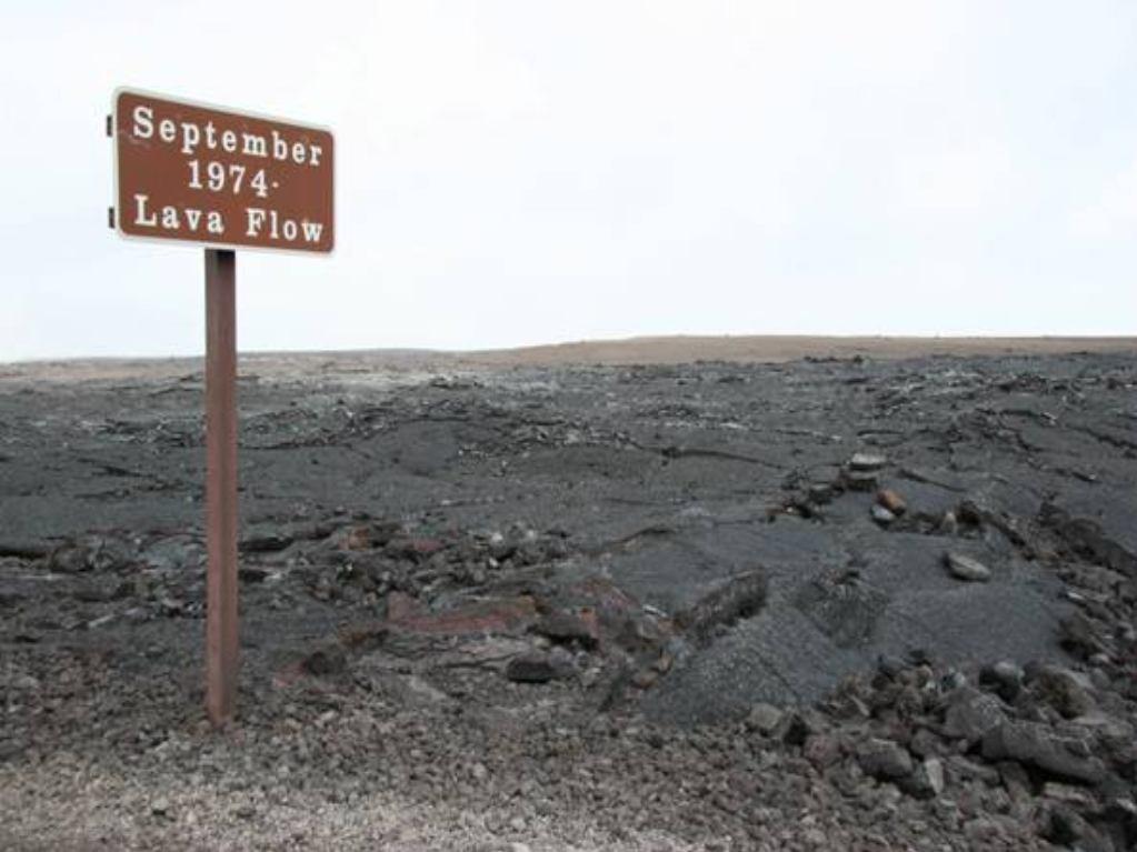 Diversos aspectos de paisagens vulcânicas As rochas resultantes
