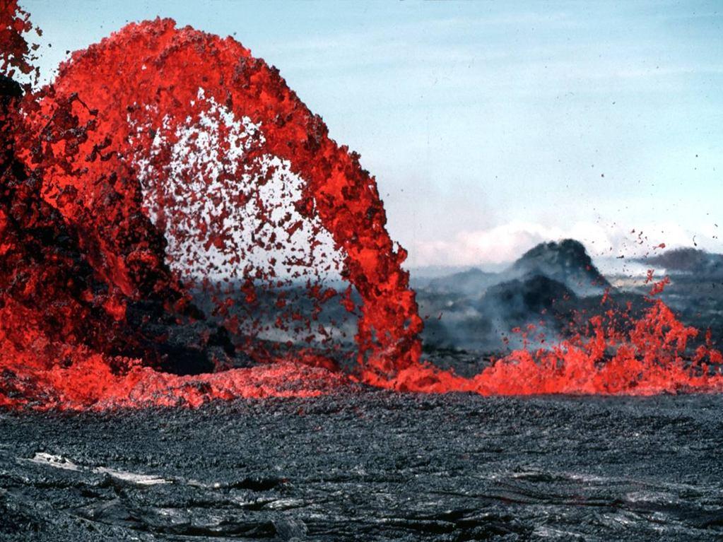 Tipos de actividade vulcânica Explosiva Ocorrem violentas explosões, emitindo essencialmente produtos