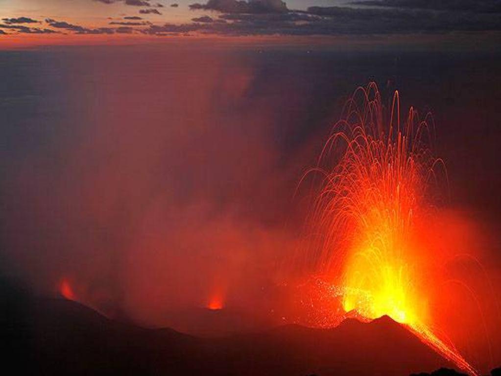 PIROCLASTOS Durante as erupções explosivas, há numerosos fragmentos rochosos que são lançados para o ar Piroclastos de queda Piroclastos que, devido ao seu peso,