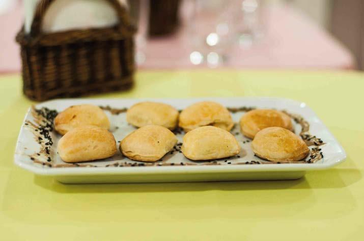 BUFFET DE SALGADOS SALGADOS FRITOS Coxinha de frango Bolinha de carne com queijo Pastel de carne Bolinha de queijo Risoles de carne Bolinha de bacalhau Batata frita palito Risoles de frango Pastel de