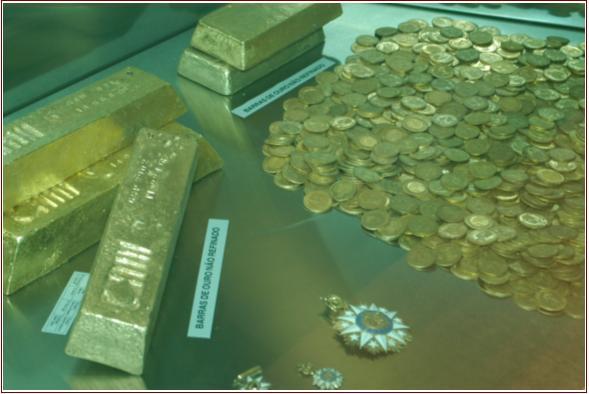 Barras de ouro Figura 6: Barras de ouro não refinado, moedas e medalhas do acervo do Museu de Valores do Banco Central do Brasil.