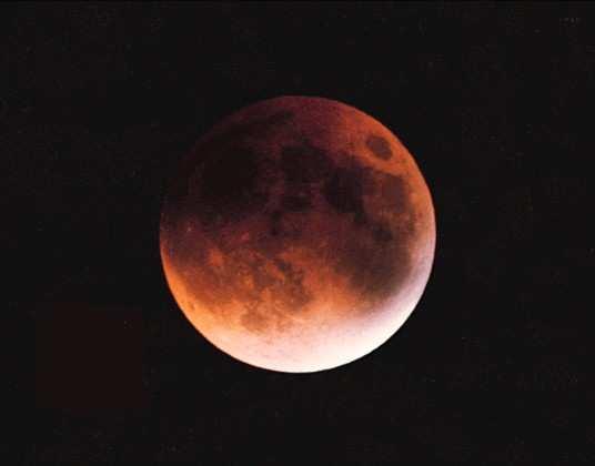 Mesmo num eclipse lunar total existe sempre alguma luz solar que é refratada pela atmosfera da Terra e acaba por atingir a