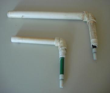 Canos de hidráulica adaptados a canetas para quem não consegue segurá-las convencionalmente Adaptações para materiais escolares em geral Ajuste em tesoura para facilitar o seu manuseio Utilizamos