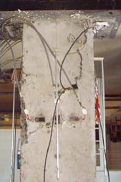 o) Pilar P4-12,5-100 Este modelo foi moldado no dia 28/11/2000 e ensaiado em 12/12/2000. Antes de se iniciar o ensaio, observou-se a avaria de apenas um dos extensômetros da armadura longitudinal.