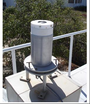 Fig. 1 Sensor do GUV instalado no teto do LAVAT-INPE-RN A calibração do radiômetro é feita por intercomparação, onde utiliza-se um radiômetro padrão que, por sua vez, foi calibrado na fábrica por