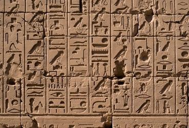 Os egípcios escreviam usando desenhos, não utilizavam letras como nós.