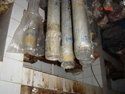 As fotos abaixo mostram a imagem de 5 tubos de shelby (com amostra de argila mole) na câmara úmida e do equipamento de adensamento.
