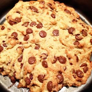 TEMPO: 15 min + 2 horas de freezer DIFICULDADE: fácil CUSTO: $ Cookie gigante Olá, essa receita é de cookie, eu fiz como se fosse um bolo e ficou assim.