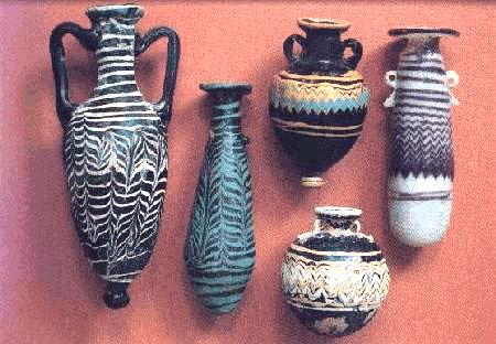 Artesanato Se destacaram como artesãos confeccionando (tecidos, joias, perfumes e artefatos de pedra, marfim, metal e de cerâmica.