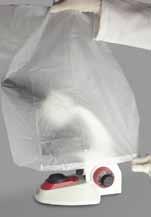 Utilizar a pera de insuflação para retirar qualquer resquício de poeira ou algodão.