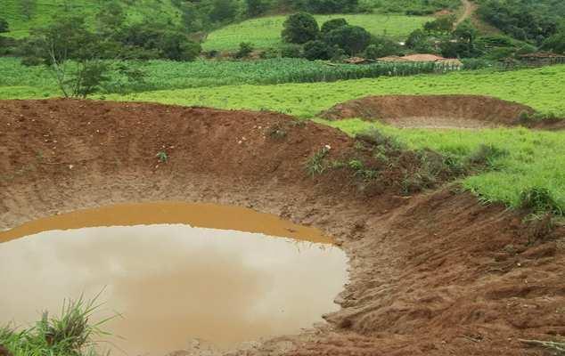 Variação da concentração com o tempo Exercício 6: Inseticida foi aplicado em uma lavoura e parte dele foi levado pela chuva a um lago, de modo que a concentração do inseticida no lago foi de 5,0 x