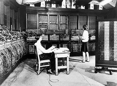 O primeiro computador foi desenvolvido pelos professores John Mauchly e J. Presper Eckert, seu nome era ENIAC (Electronic Numerical Integrator Analyzer and Computer).
