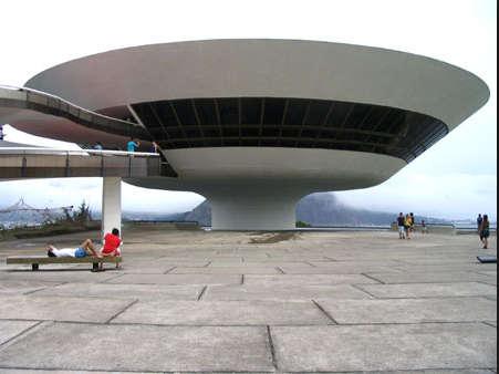 QUESTÃO 5 - O Arquiteto brasileiro Oscar Niemeyer