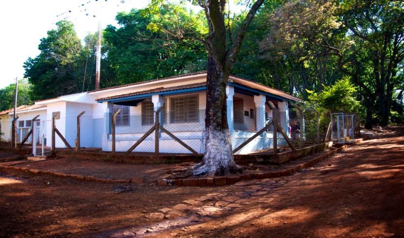 Reunião da comunidade para campanha educativa. Figura 3. Visitas e atendimento domiciliar às famílias do Assentamento Bela Vista.