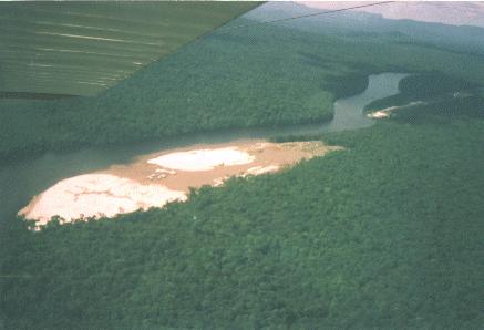 ESTUDO DE CASO: Desmonte Hidráulico Lavra de depósito de ouro aluvionar na Região Amazônica ESTUDO DE CASO: Desmonte Hidráulico Toda a infra-estrutura foi fornecida por