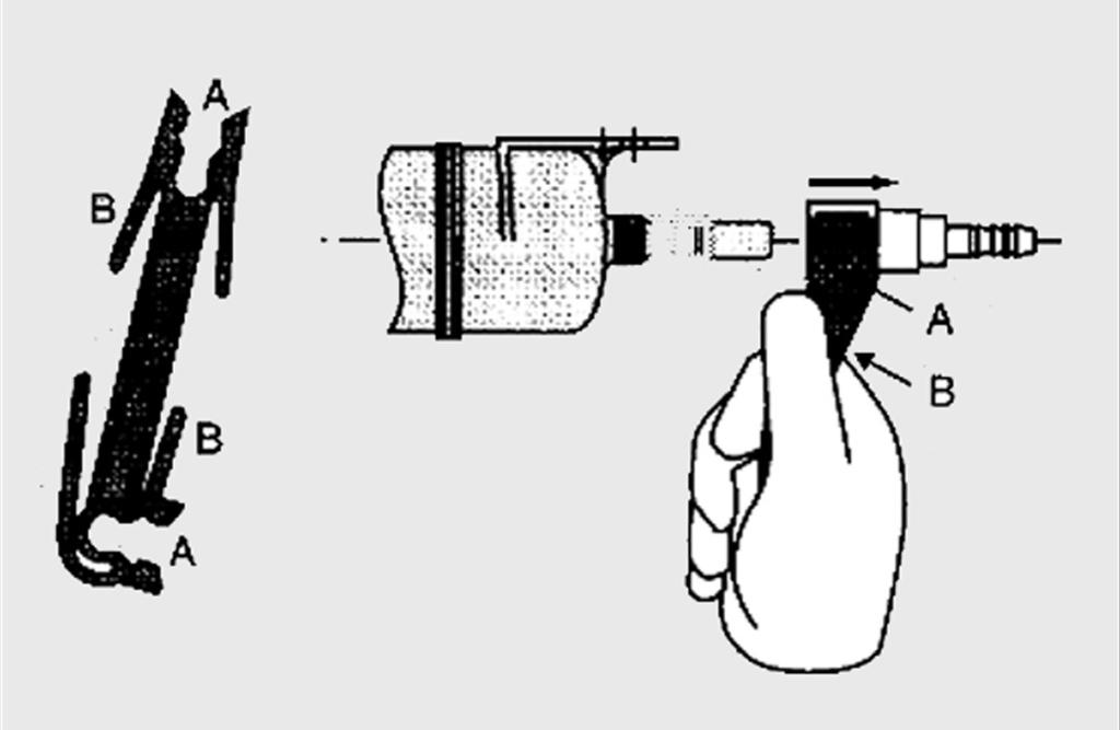 3) Escolha um dos lados (entrada ou saída) para desacoplar, flexionando o filtro ligeiramente para baixo, de forma que o combustível possa escorrer em