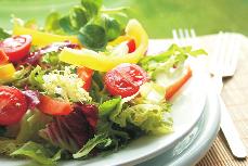 Acompanhe sempre o prato principal com legumes cozidos ou saladas temperadas com o mínimo de azeite (1 colher de