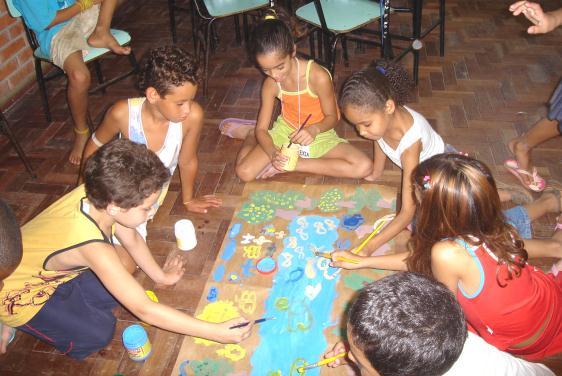 PRODUÇÃO COLETIVA DA PAISAGEM DOJOGO AO TODO 24 INDIOZINHOS 10 + 10 + 4 = 24 20 + 4 = 24 OS INDIOZINHOS: 10 EM CADA BOTE DUAS TURMAS COM NÍVEIS DIFERENTES DE APRENDIZAGEM NOSSA TRIBO TEM AO TODO 27