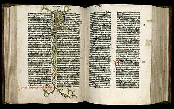 Este exemplar da Bíblia, que começou a ser produzido em 1450 e foi finalizado em 1455, foi o primeiro livro a ser produzido em larga escala (escala
