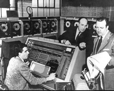 UNIVAC I e II ilustram tendências que permaneceram na indústria de computadores: