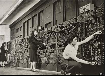 1ª Geração: válvulas eletrônicas (1946-1957) ENIAC (Electronic Numerical Integrator and Computer) Respostas as necessidades dos EUA diante da Guerra.