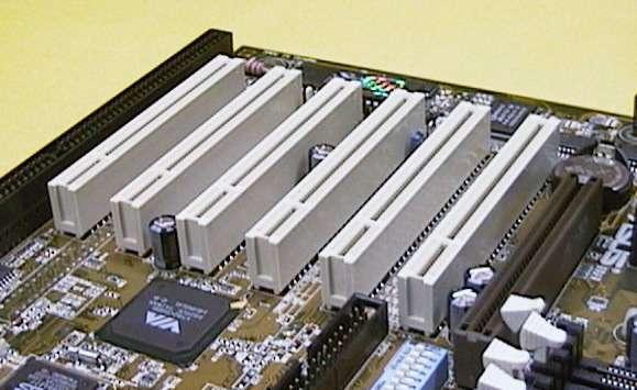 3-11 Figura 3.18 Slots PCI (Peripheral Component Interconnect). Nas placas de CPU modernas encontramos 3, 4, 5 ou 6 slots PCI.