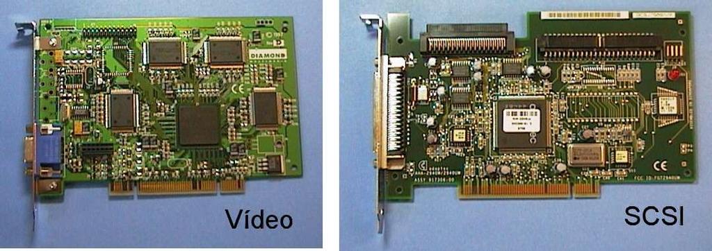 Alguns exemplos típicos de placas de expansão PCI são: Placa de vídeo (SVGA) Placa de interface SCSI Placa de rede Placa digitalizadora de vídeo Figura 3.