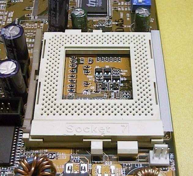 3-6 Na parte traseira deste painel, no interior do gabinete, estão ligados diversos fios, nas extremidades dos quais existem conectores que devem ser ligados na placa de CPU, em locais