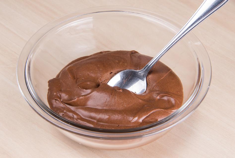 26 Creme tipo alpino DURABILIDADE: APROXIMADAMENTE 10 DIAS REFRIGERADO OU 30 DIAS CONGELADO 250 g de chocolate meio amargo 300 ml de creme de leite sem soro em temperatura ambiente 395 g de doce de