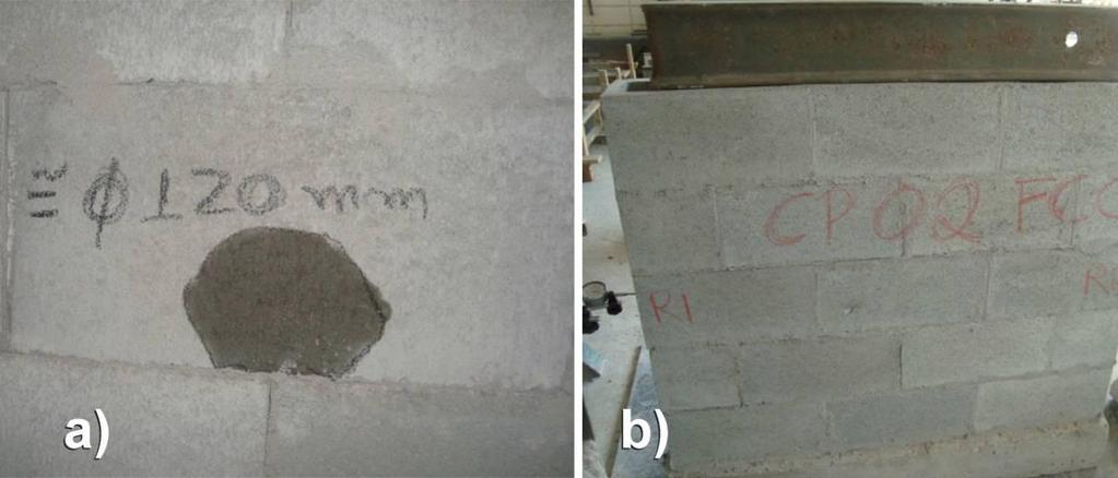 Figura 3 (a) visualização da câmera de estanqueidade e (b) parede de bloco de concreto em ensaio de compressão.