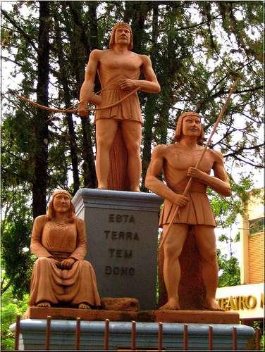 TRATADOS & LIMITES Um dos monumentos em homenagem à Sepé Tiaraju, único indígena com nome no Livro dos Heróis da Pátria.