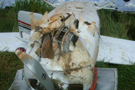 O piloto e o passageiro saíram ilesos e a aeronave ficou gravemente danificada. Fonte:CENIPA Aeronave acidentada.
