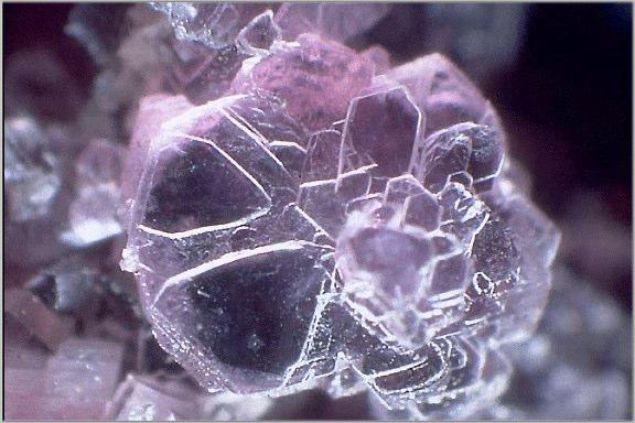 VALÊNCIA DOS CÁTIONS A cor de um mineral poderá variar em função da valência do