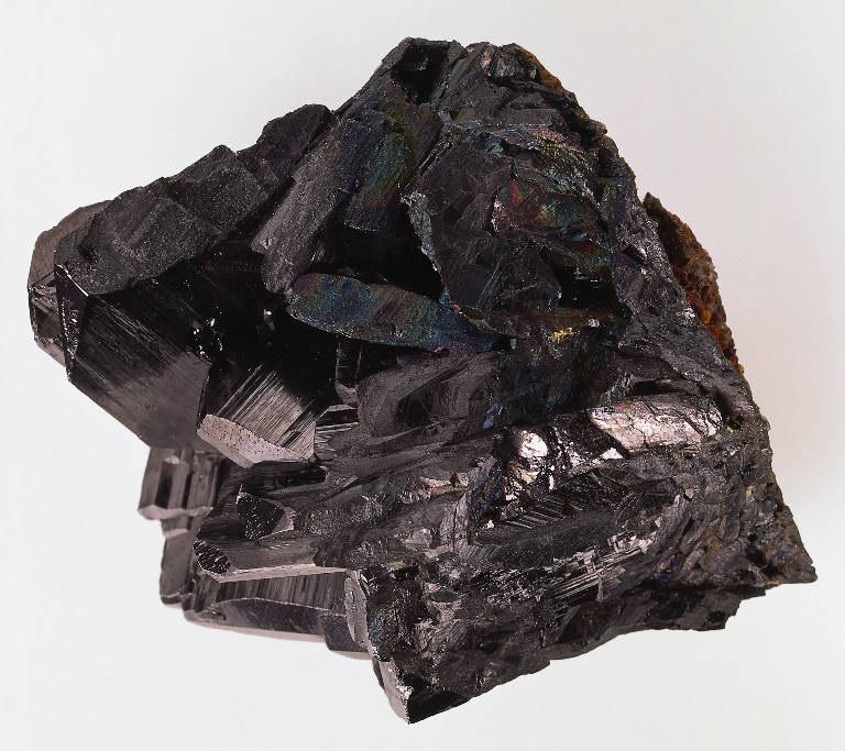 Os minerais opacos são: opacos a luz; dão traços negros a muito escuros; são fortemente coloridos e possuem ligação metálica ou ligações que gradam entre