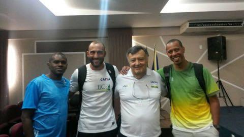 com o Professor Luiz Alberto de Oliveira (técnico de Joaquim Cruz). Ao final, eles receberam certificado da CBAt!