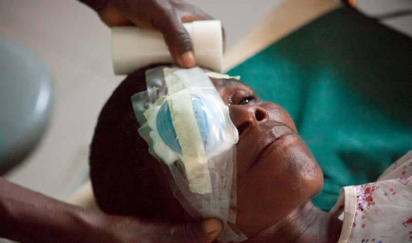 Moçambique - Plano Estratégico 2016-2020 Celina A. recebe um tapa-olho após a cirurgia da catarata em uma campanha de oftalmologia em Sofala.