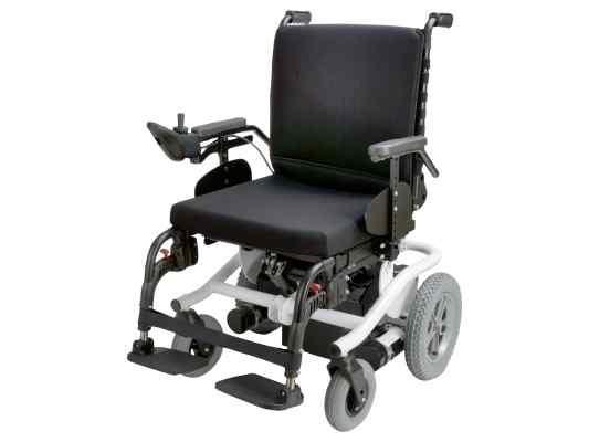 Assento rígido, com almofada Comfort Seat, ajustável em largura (50mm) através dos apoia braços e em profundidade (continuamente de 400mm a 500mm).