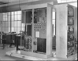 Primeira Geração Válvula (1945 1955) EDVAC (Electronic Discrete Variable Automatic Compute) 1949,