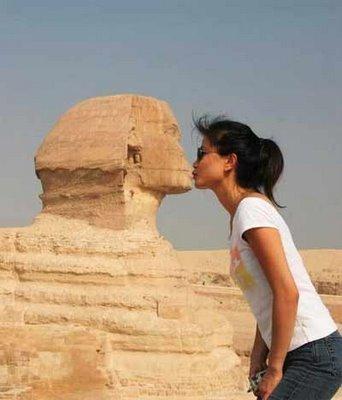 A fotografia a seguir mostra uma turista aparentemente beijando a esfinge de Gizé, no Egito.