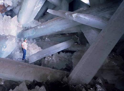 Hidratação consiste na adição de água a um mineral; Moléculas de água